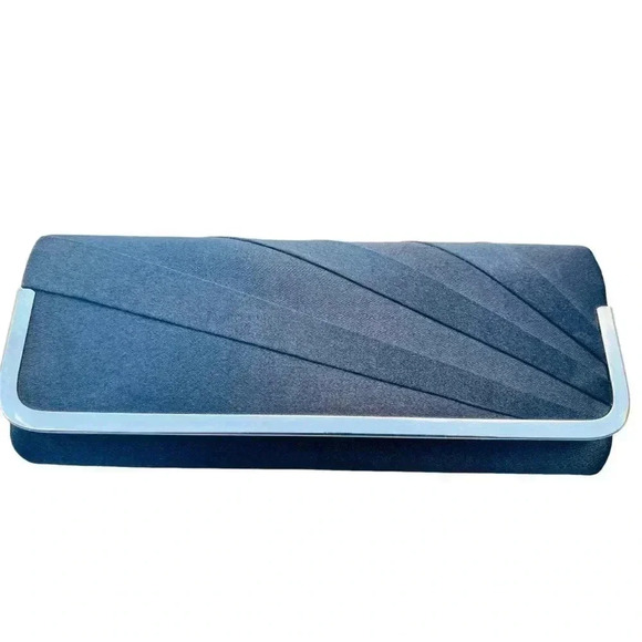 WOMEN’S ELEGANT SPECIAL OCCASION BLACK SATIN CLUTCH•MEDIUM SIZE CLUTCH•LIKE NEW• - Picture 2 of 9